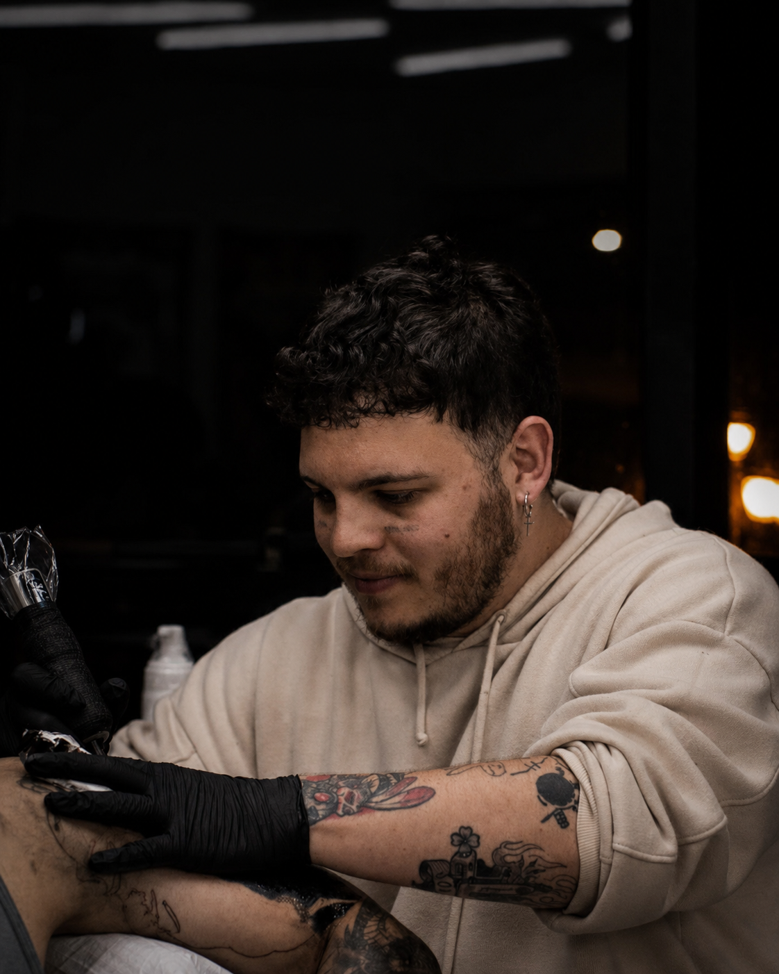 Krauser tatuando durante uma sessão